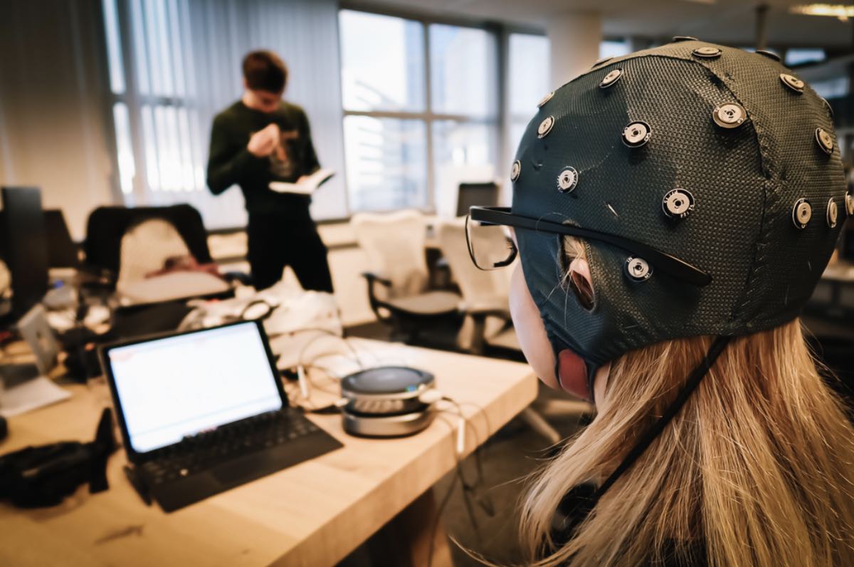 脑电图研究中的研究参与者戴着脑电图帽的图像